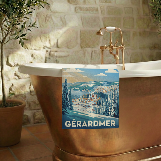Serviette de bain souvenir de la ville de Gérardmer avec une illustration stylisée d'un paysage de montagne enneigé.