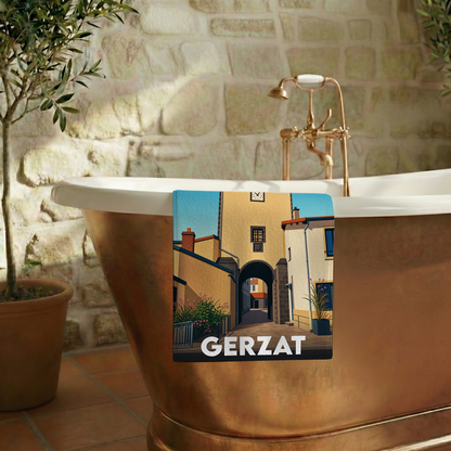 Serviette de bain souvenir de la ville de Gerzat illustrée par un dessin stylisé de sa porte fortifiée.