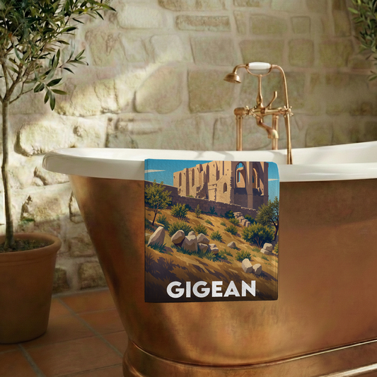 Serviette de bain souvenir de la ville de Gigean avec une illustration stylisée de l'abbaye Saint-Félix-de-Montceau.