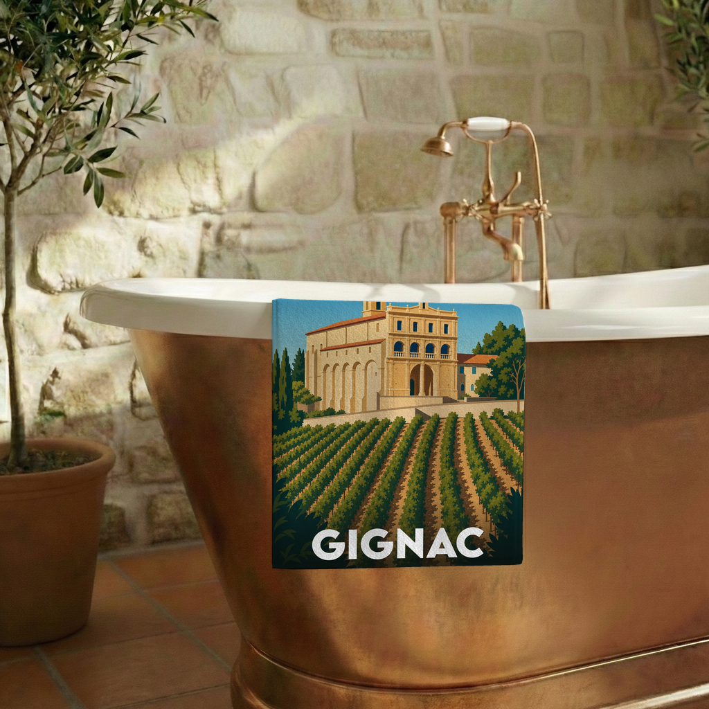 Serviette de bain souvenir de la ville de Gignac avec une illustration stylisée d'un vignoble et de son église.