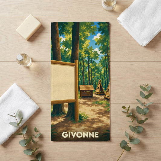 Serviette de bain souvenir de la ville de Givonne avec une illustration stylisée de forêt et de cabanes.