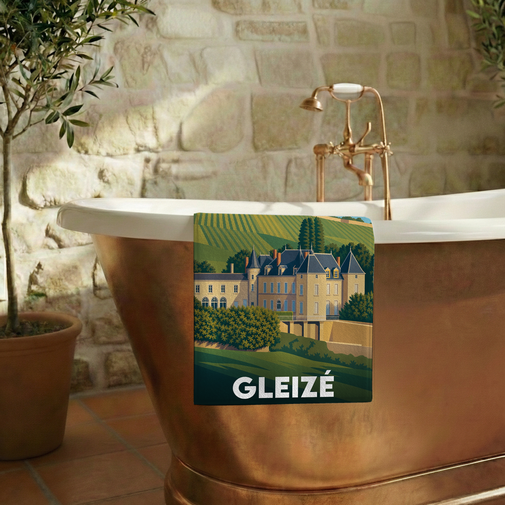 Serviette de bain souvenir de la ville de Gleizé illustrant un château entouré de vignes.
