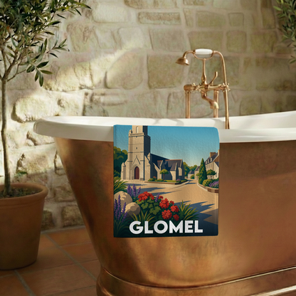 Serviette de bain souvenir de la ville de Glomel avec une illustration stylisée.