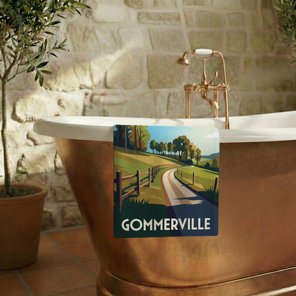 Serviette de bain souvenir de la ville de Gommerville avec une illustration stylisée d'un paysage de campagne.