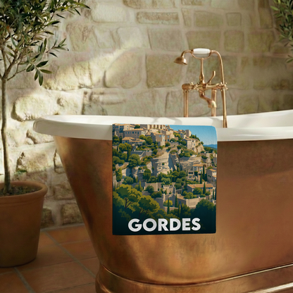 Serviette de bain souvenir de la ville de Gordes avec une illustration stylisée du village perché.