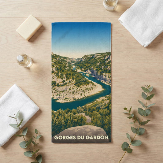 Serviette de bain souvenir des Gorges du Gardon ornée d'une illustration paysagère stylisée.