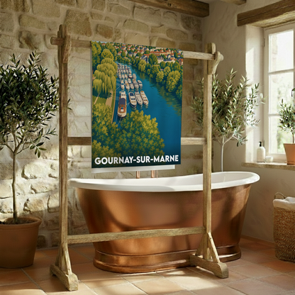 Serviette de bain souvenir de la ville de Gournay-sur-Marne illustrant des bateaux sur la Marne.
