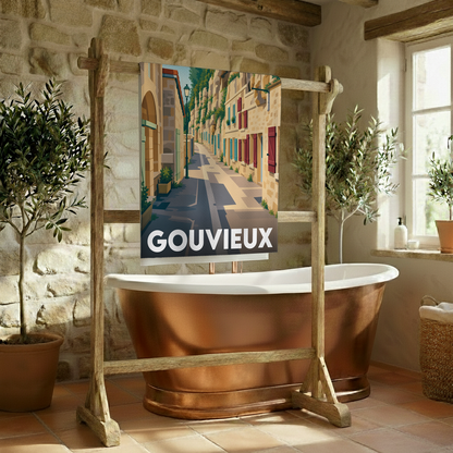 Serviette de bain souvenir de la ville de Gouvieux ornée d'une illustration stylisée de ses rues pittoresques.