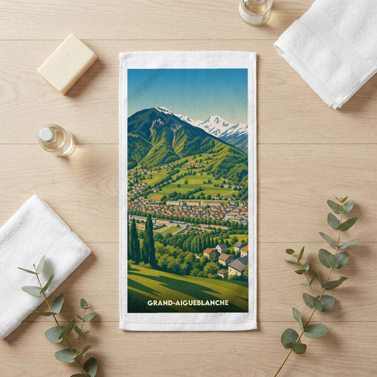 Serviette de bain souvenir de la ville de Grand-Aigueblanche illustrée d'un paysage de montagne.