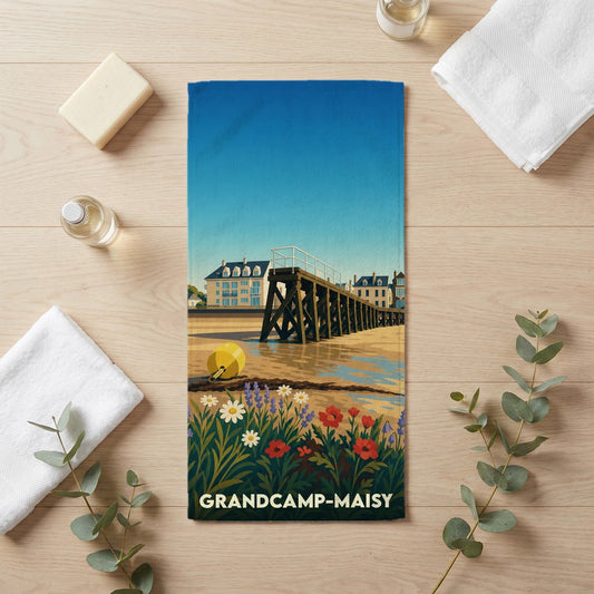 Serviette de bain souvenir de Grandcamp-Maisy avec une illustration de plage et de fleurs de style vintage.