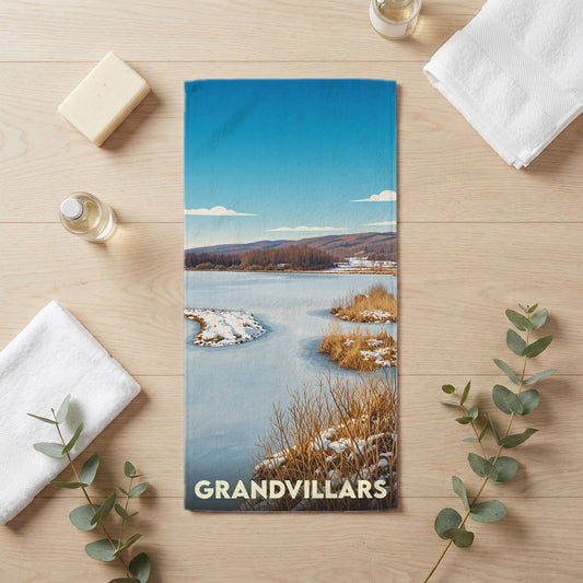 Serviette de bain souvenir de la ville de Grandvillars ornée d'un paysage hivernal illustré.