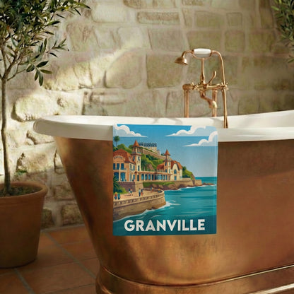 Serviette de bain souvenir de la ville de Granville avec une illustration stylisée de son front de mer.