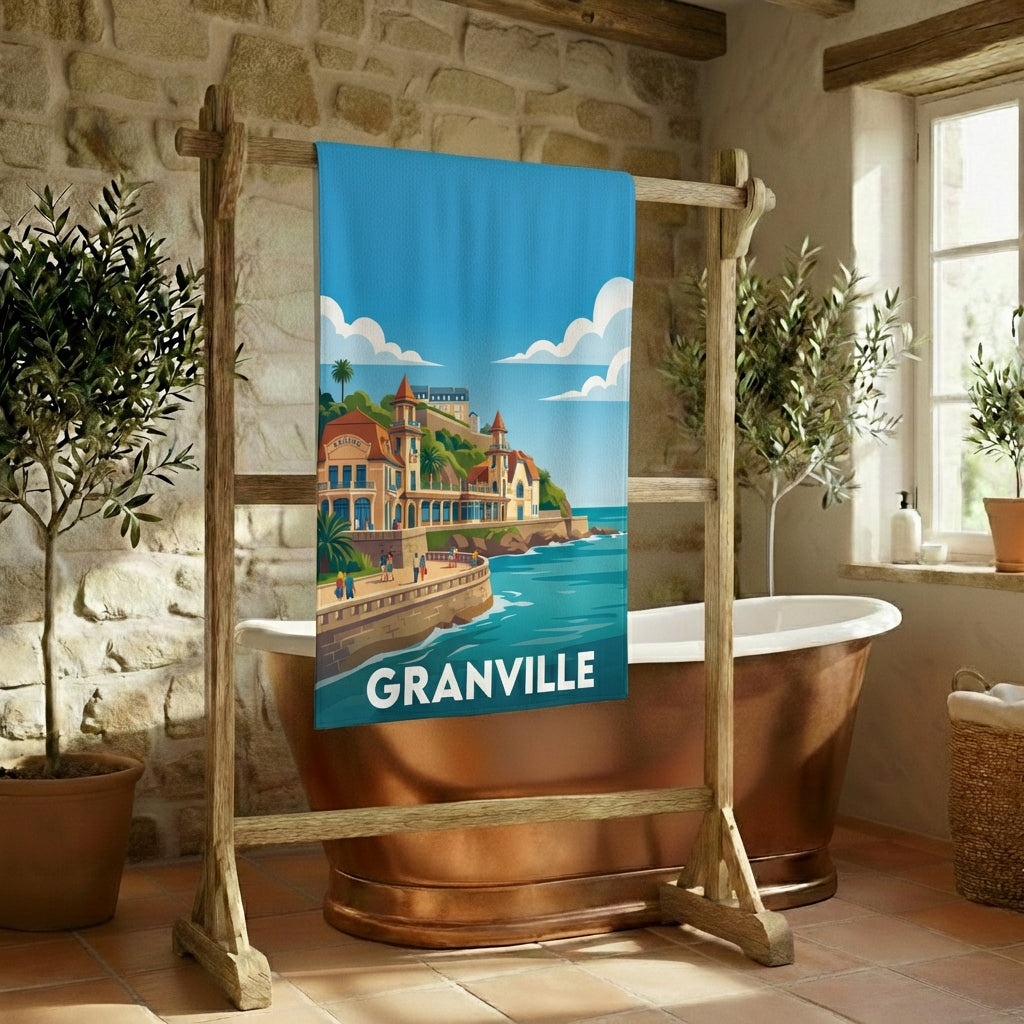 Serviette de bain souvenir de la ville de Granville avec une illustration stylisée de son bord de mer.