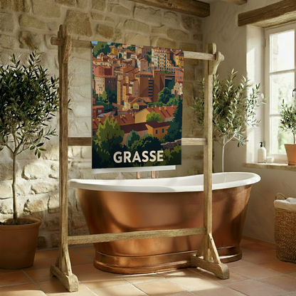 Serviette de bain souvenir de la ville de Grasse avec une illustration stylisée de son paysage urbain.