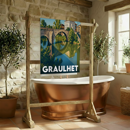 Serviette de bain souvenir de la ville de Graulhet avec une illustration stylisée d'un pont en pierre sur une rivière.