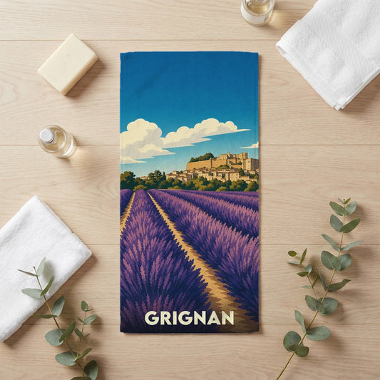 Serviette de bain souvenir de la ville de Grignan avec une illustration stylisée d'un champ de lavande et de son château.