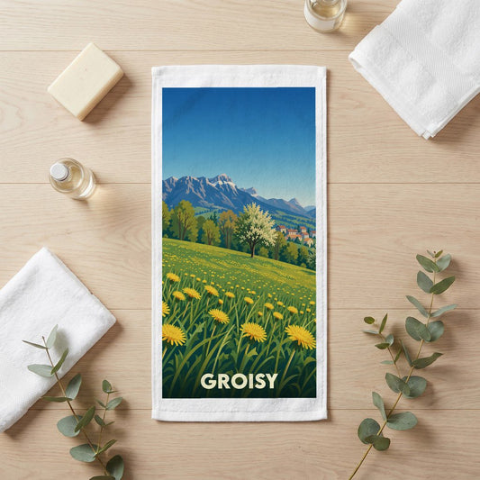 Serviette de bain souvenir de la ville de Groisy avec une illustration stylisée de paysages montagneux et de fleurs.