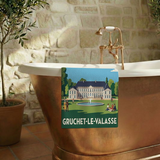 Serviette de bain souvenir de la ville de Gruchet-le-Valasse avec une illustration stylisée.