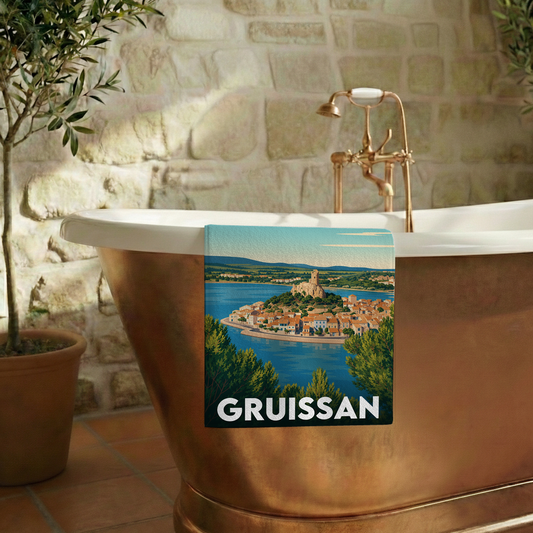 Serviette de bain souvenir de la ville de Gruissan avec une illustration stylisée de son paysage côtier.