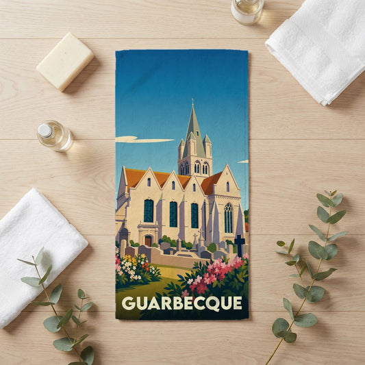Serviette de bain souvenir de la ville de Guarbecque avec une illustration stylisée de son église.