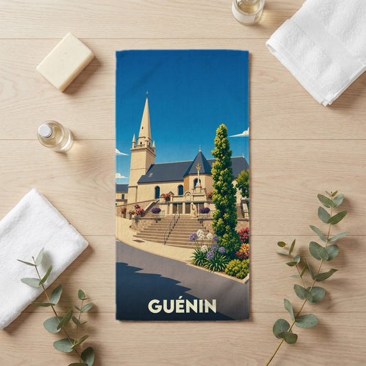 Serviette de bain souvenir de la ville de Guénin avec une illustration stylisée d'une église bretonne.