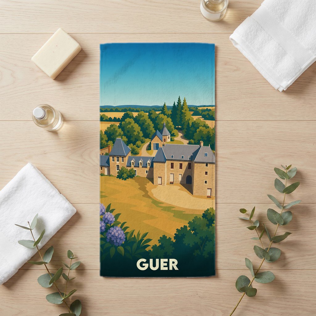 Serviette de bain souvenir de la ville de Guer avec une illustration stylisée d'un manoir et de paysages bretons.