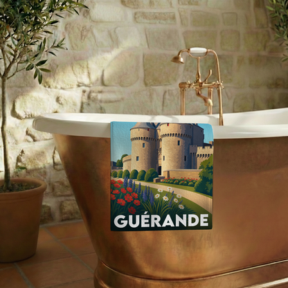 Serviette de bain souvenir de la ville de Guérande avec une illustration stylisée.