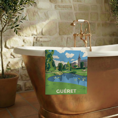 Serviette de bain souvenir de la ville de Guéret avec une illustration stylisée d'un parc.