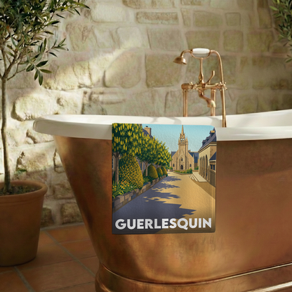Serviette de bain souvenir de la ville de Guerlesquin avec une illustration stylisée.