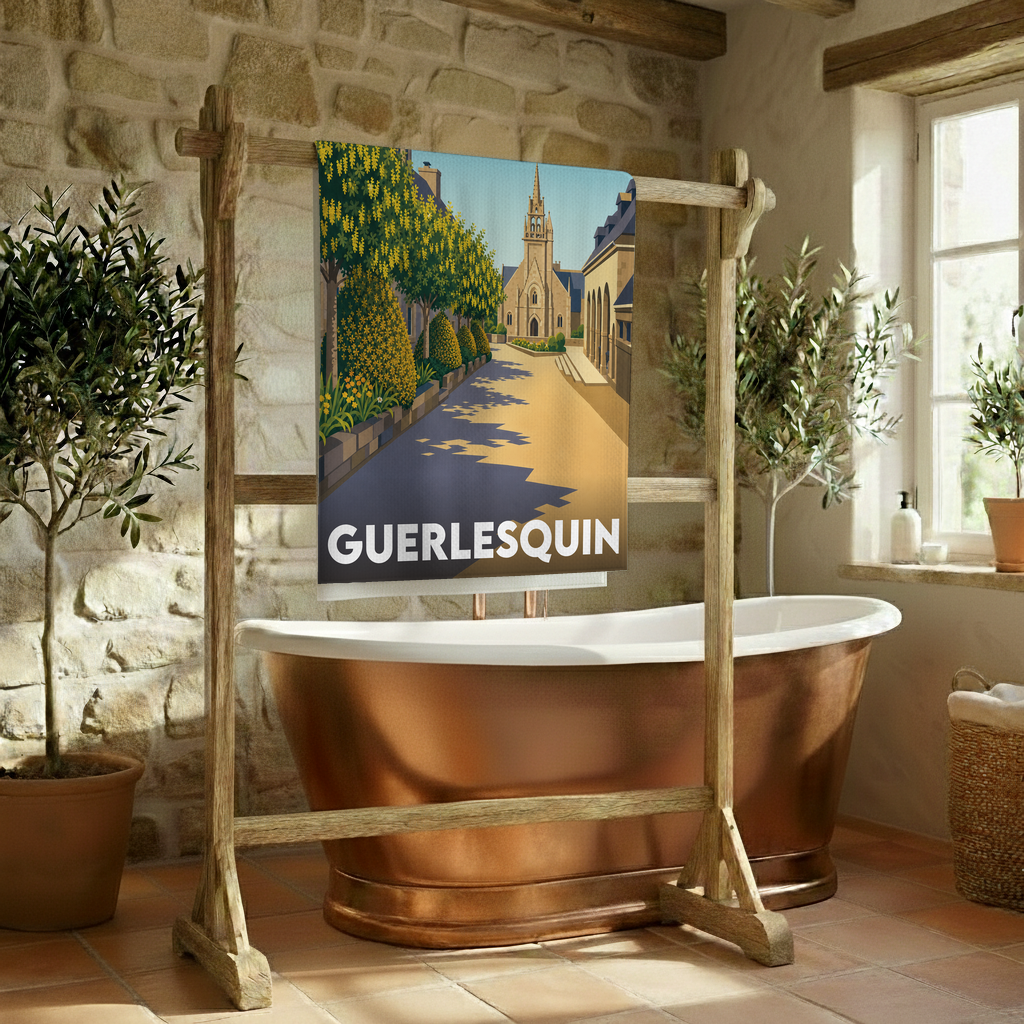 Serviette de bain souvenir de la ville de Guerlesquin avec une illustration stylisée d'une rue menant à son église.