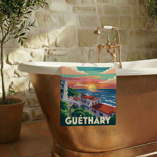 Serviette de bain souvenir de la ville de Guéthary avec une illustration stylisée du littoral au coucher du soleil.