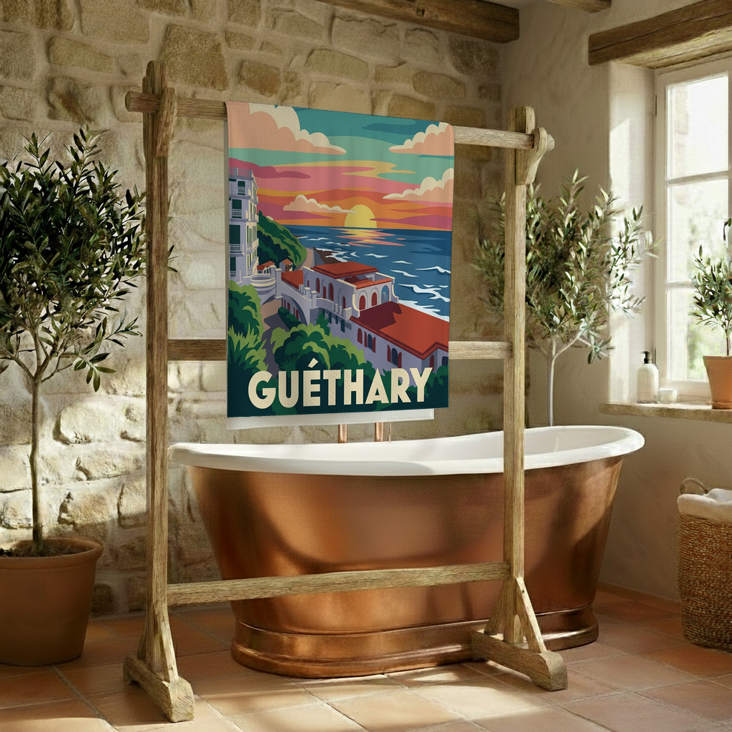 Serviette de bain souvenir de la ville de Guéthary avec une illustration stylisée.