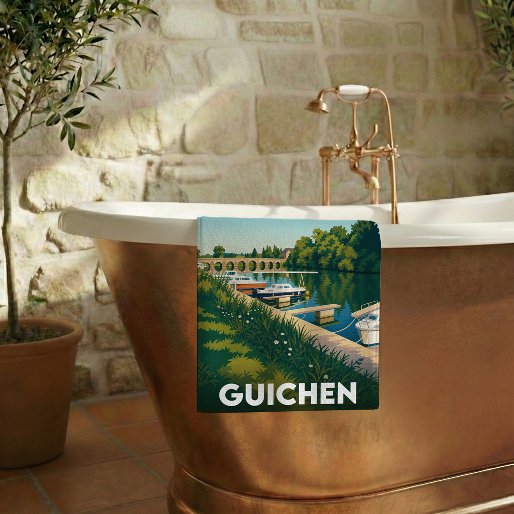 Serviette de bain souvenir de la ville de Guichen avec une illustration stylisée d'un bord de rivière.