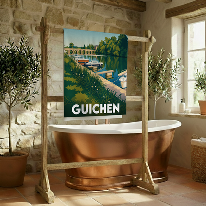 Serviette de bain souvenir de la ville de Guichen avec une illustration stylisée.