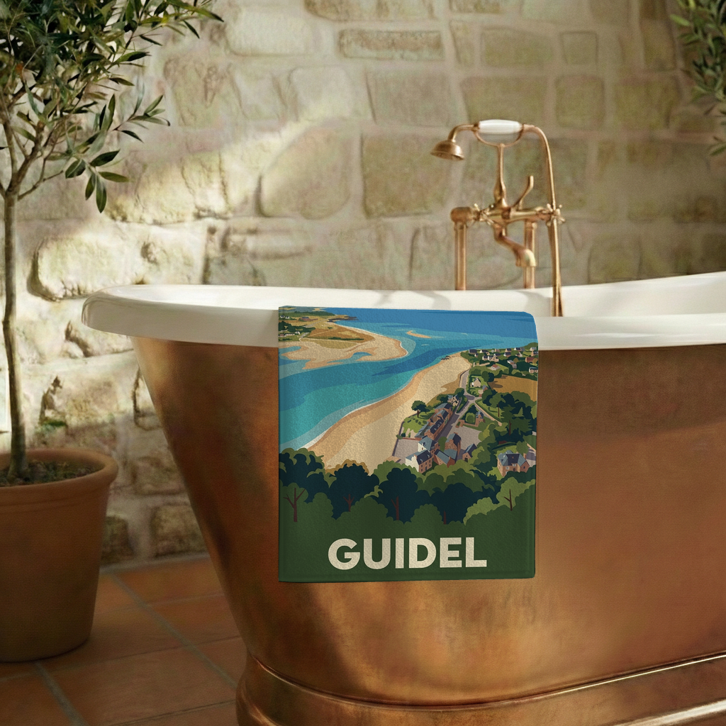 Serviette de bain souvenir de la ville de Guidel avec une illustration stylisée.