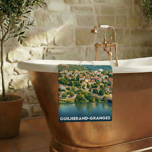 Serviette de bain souvenir de Guilherand-Granges illustrée d'un paysage urbain coloré en bord de rivière.