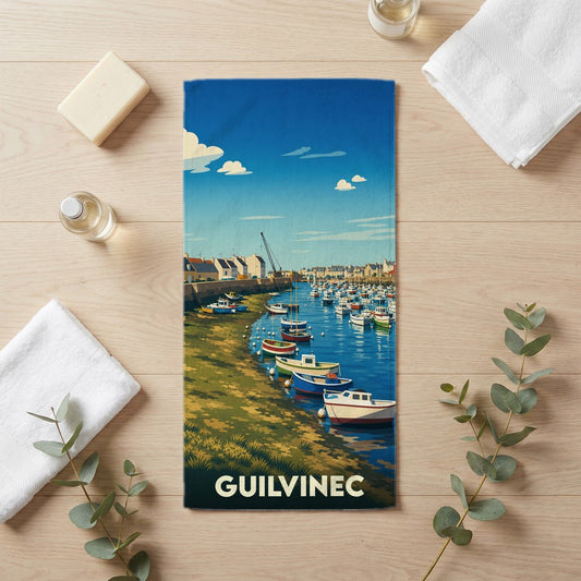 Serviette de bain souvenir de la ville de Guilvinec ornée d'une illustration stylisée du port de pêche.