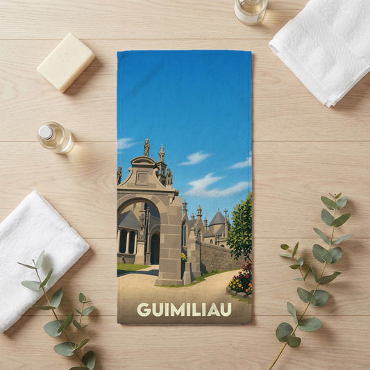 Serviette de bain souvenir de la ville de Guimiliau avec une illustration stylisée.