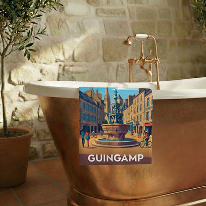 Serviette de bain souvenir de la ville de Guingamp avec une illustration stylisée de sa place et sa fontaine.