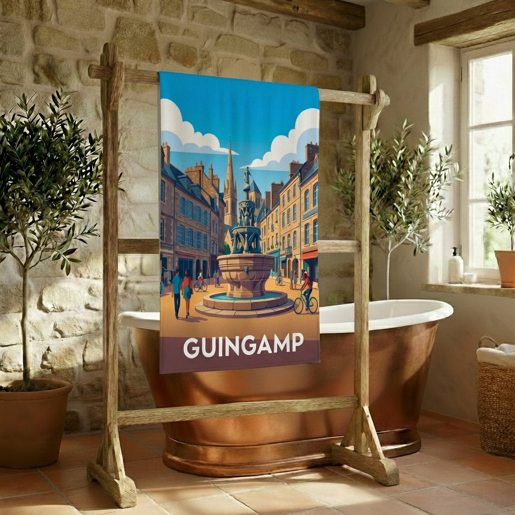 Serviette de bain souvenir de la ville de Guingamp avec une illustration stylisée de sa place historique et de sa fontaine.