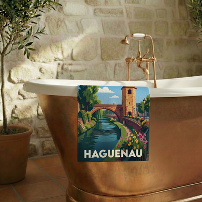 Serviette de bain souvenir de la ville de Haguenau avec une illustration stylisée.