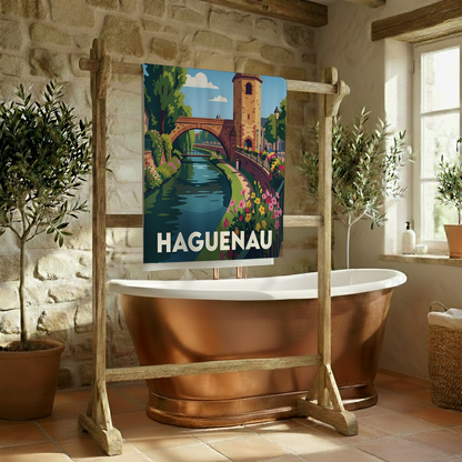 Serviette de bain souvenir de la ville de Haguenau avec une illustration stylisée.