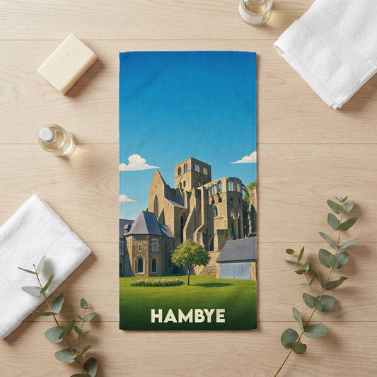 Serviette de bain souvenir de la ville de Hambye avec une illustration stylisée de son abbaye.