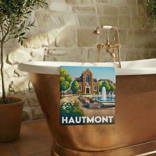 Serviette de bain souvenir de la ville de Hautmont avec une illustration stylisée.
