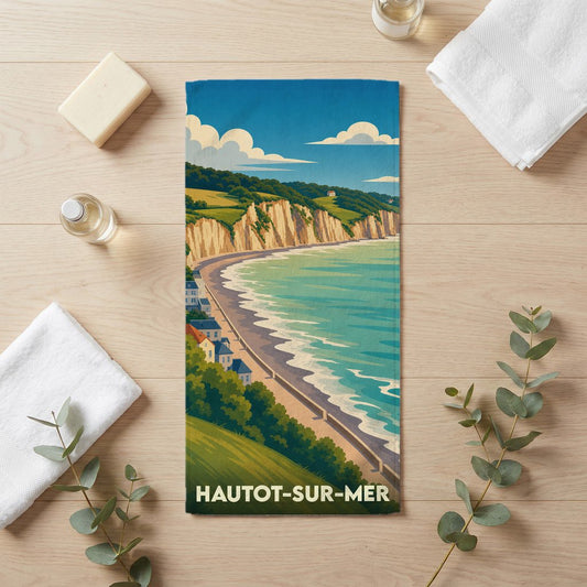 Serviette de bain souvenir de Hautot-sur-Mer avec une illustration stylisée de ses falaises et de sa plage.