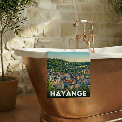 Serviette de bain souvenir de la ville de Hayange avec une illustration stylisée.