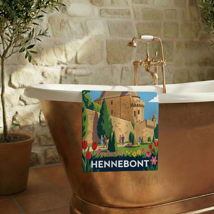Serviette de bain souvenir de la ville de Hennebont avec une illustration stylisée et colorée.