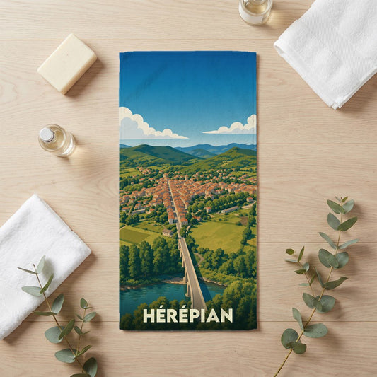 Serviette de bain souvenir de la ville de Hérépian illustrée d'un paysage panoramique stylisé.