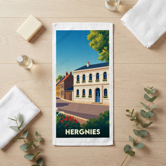 Serviette de bain souvenir de la ville de Hergnies avec une illustration stylisée.