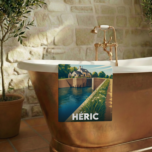 Serviette de bain souvenir de la ville de Héric avec une illustration stylisée.